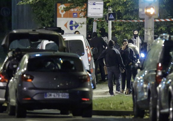 French policemen take part in a police raid in Boussy-Saint-Antoine near Paris, France, September 8, 2016. French police investigating the abandonment of a car packed with gas cylinders near Paris&#03 ...