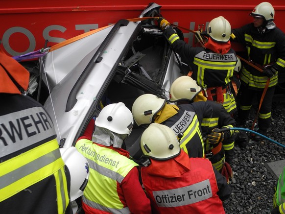 HANDOUT - Die Ursache fuer die Kollision zwischen einem Zug und einem Auto in Sattel SZ vom Freitagabend, 9. Mai 2014, steht fest: Der Zug hat ein rotes Lichtsignal ueberfahren. Die Schranken des Bahn ...