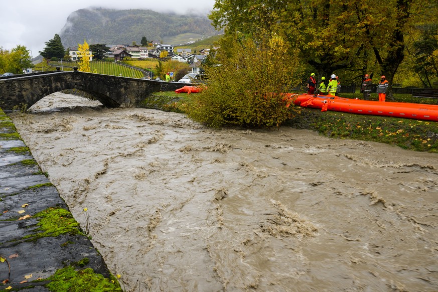 Des membres des pompiers et de la protection civile installent des des barrages mobiles le long de la riviere la Grande-Eau suite aux fortes pluies le mardi 14 novembre 2023 a Aigle dans le canton de  ...