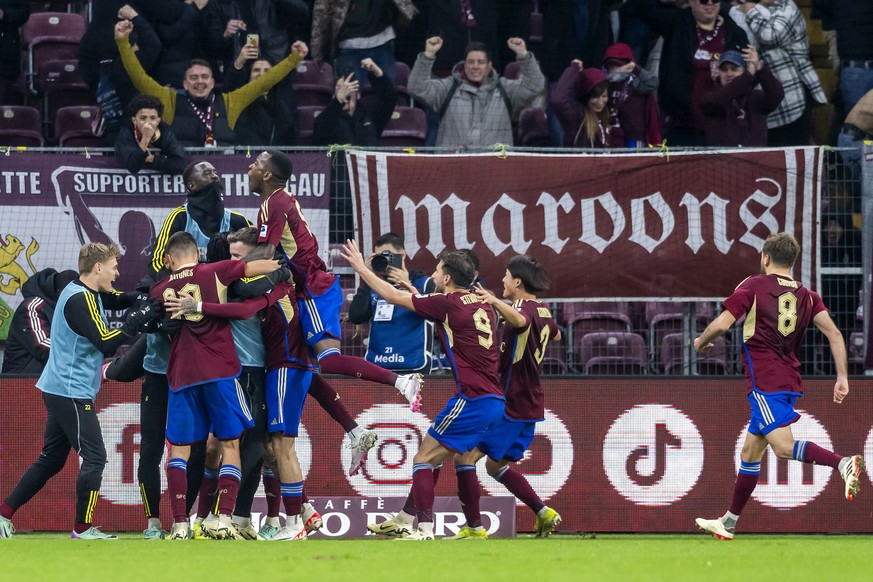 Les joueurs genevois laissent eclater leur joie, lors de la rencontre de football de Super League entre le Geneve Servette FC et le FC Lugano, ce dimanche 18 fevrier 2024 au stade de Geneve. (KEYSTONE ...