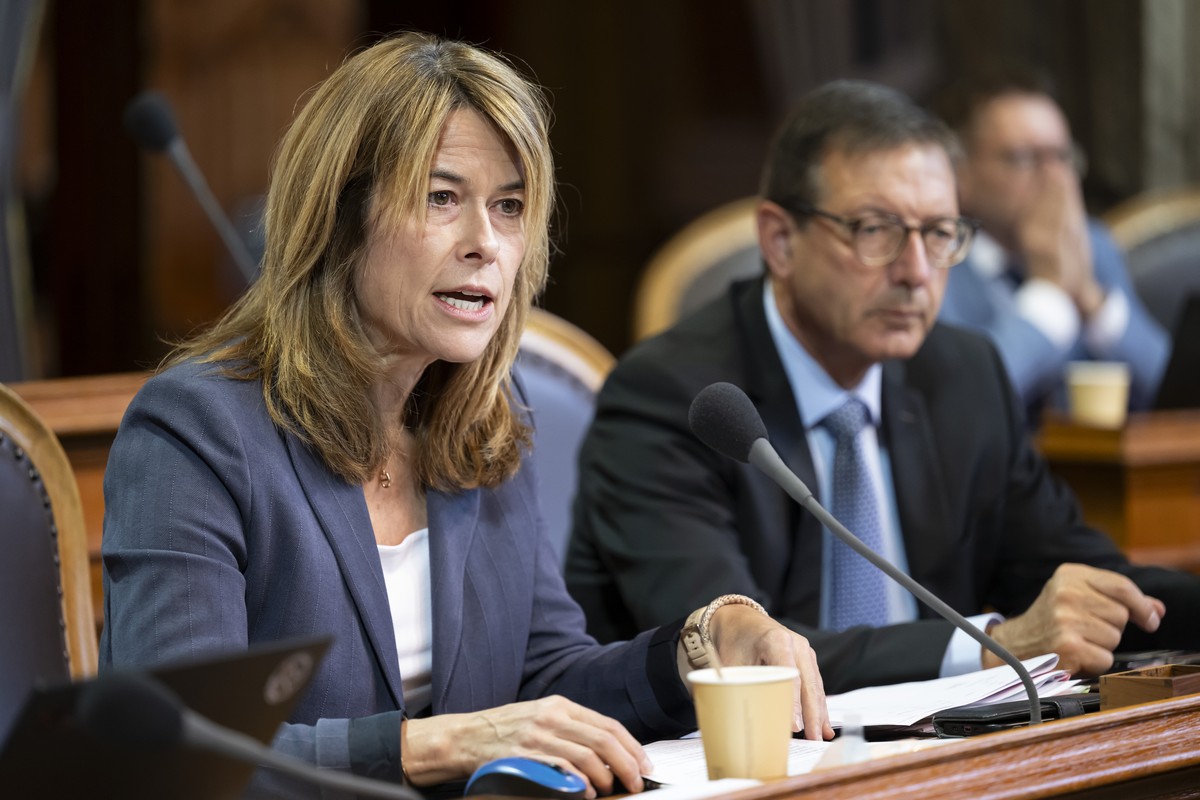 Staenderaetin Petra Goessi, FDP-SZ, links, spricht neben Josef Dittli, FDP-UR, rechts, waehrend der Herbstsession der Eidgenoessischen Raete, am Donnerstag, 18. September 2025 im Staenderat in Bern. ( ...