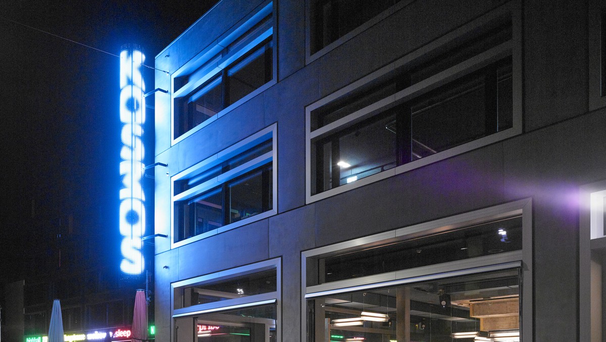 ARCHIVBILD- ZUR KONKURSANMELDUNG DES KOSMOS IN ZUERICH, STELLEN WIR IHNEN FOLGENDES BILDMATERIAL ZUR VERFUEGUNG - Arts and leisure center Kosmos at Europaallee by night, in Zurich, Switzerland, on Jul ...