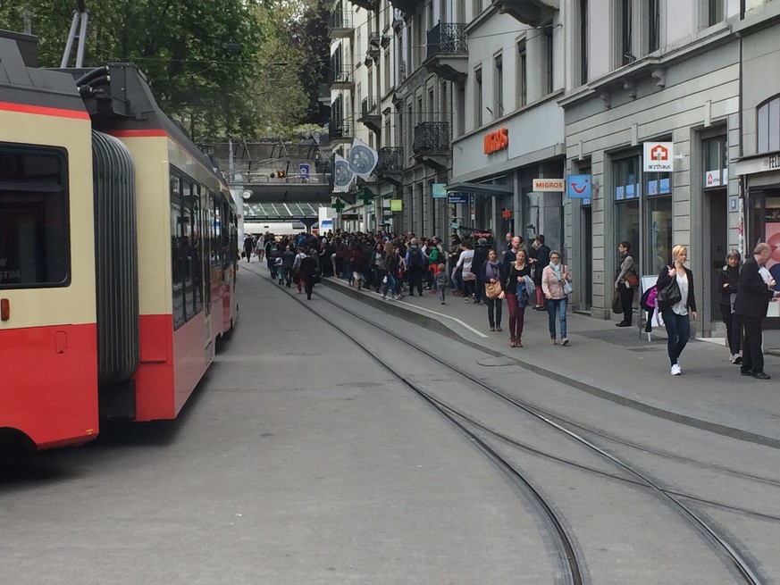 Völkerwanderung am Bahnhof Stadelhofen.