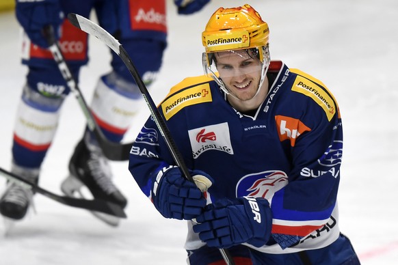 Der Zuercher Pius Suter jubelt nach dem 3-0 beim Eishockeyspiel der National League ZSC Lions gegen den EV Zug in Zuerich am Samstag, 29. Februar 2020. (KEYSTONE/Walter Bieri)