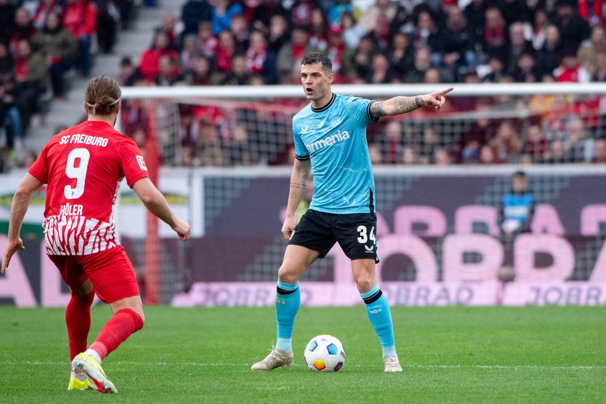 Granit Xhaka Bayer 04 Leverkusen, 34 gibt Anweisungen im Zweikampf mit Lucas Hoeler SC Freiburg, 09, GER, SC Freiburg SCF vs Bayer 04 Leverkusen B04, Fussball Bundesliga, 26. Spieltag, Saison 2023/202 ...