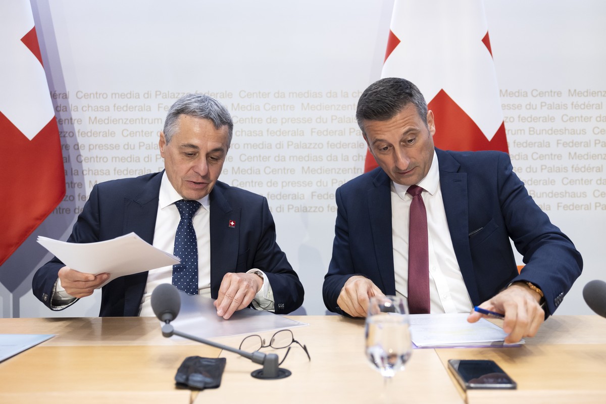 Bundesrat Ignazio Cassis, links, diskutiert mit Jacques Gerber, Staatsrat, Delegierter des Bundesrates fuer die Ukraine, waehrend einer Medienkonferenz, am Mittwoch, 4. September 2024, in Bern. (KEYST ...