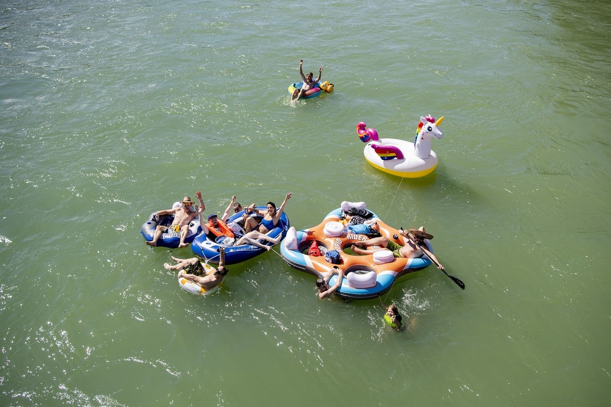 Viele Gummiboetler geniessen das tolle Wetter mit ihrem Gefaehrt auf der Reuss zwischen Luzern und Gisikon-Root im Kanton Luzern am Samstag, 15. August 2020. (KEYSTONE/Urs Flueeler).