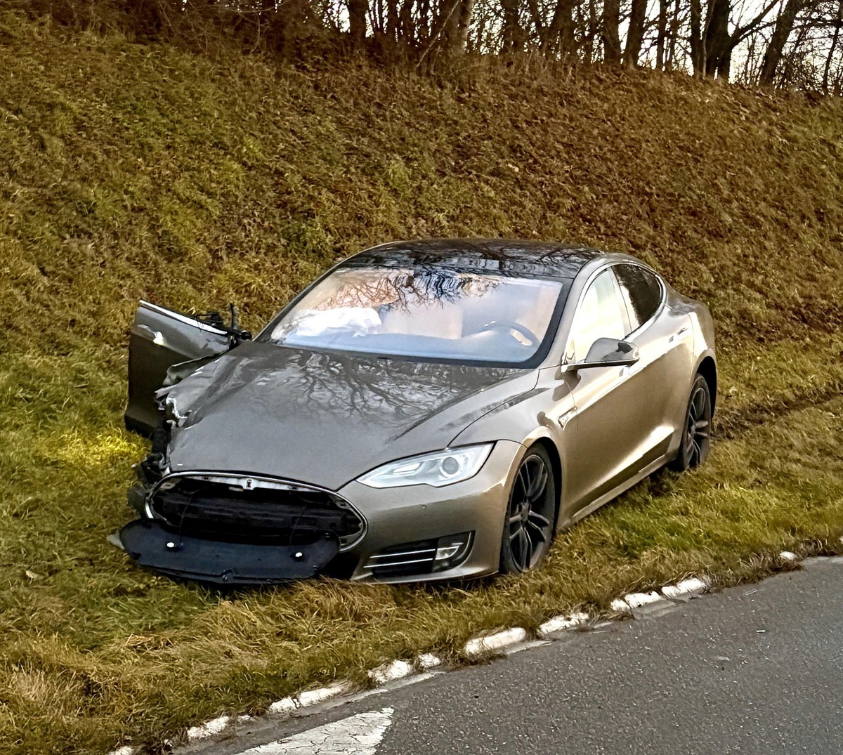 Une Tesla impliquée dans un accident avec une voiture de police thurgovienne