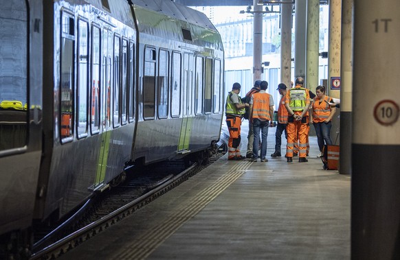 Mitarbeiter untersuchen einen entgleisten BLS-Pendelzug im Bahnhof Bern, am Freitag, 28. August 2020, in Bern. Der Regionalexpress Richtung Luzern entgleiste zwischen dem Gleis 2 und 3. (KEYSTONE/Pete ...