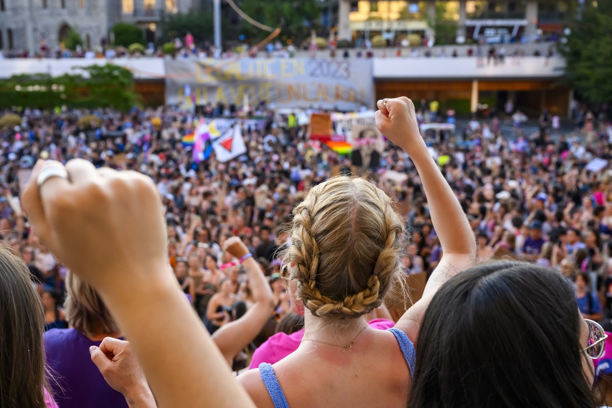 Des femmes manifestent sur la place de la Riponne pendant le grand cortege lors de la Greve feministe le mercredi 14 juin 2023 a Lausanne. (KEYSTONE/Jean-Christophe Bott)