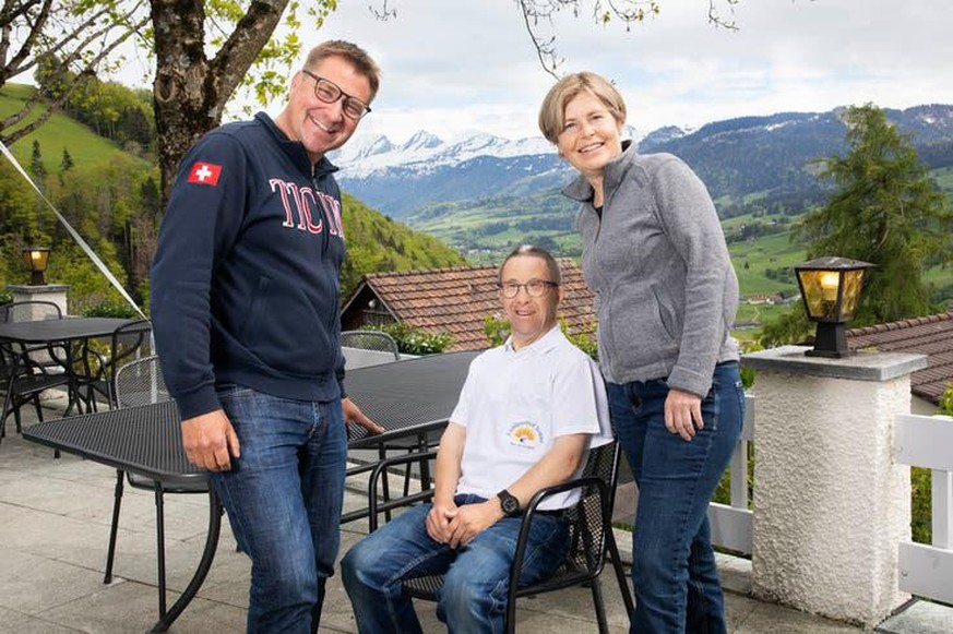 Toni Brunner mit Bruder Andi und Partnerin Esther Friedli auf der Terrasse des Hauses der Freiheit ob Ebnat-Kappel im Toggenburg.