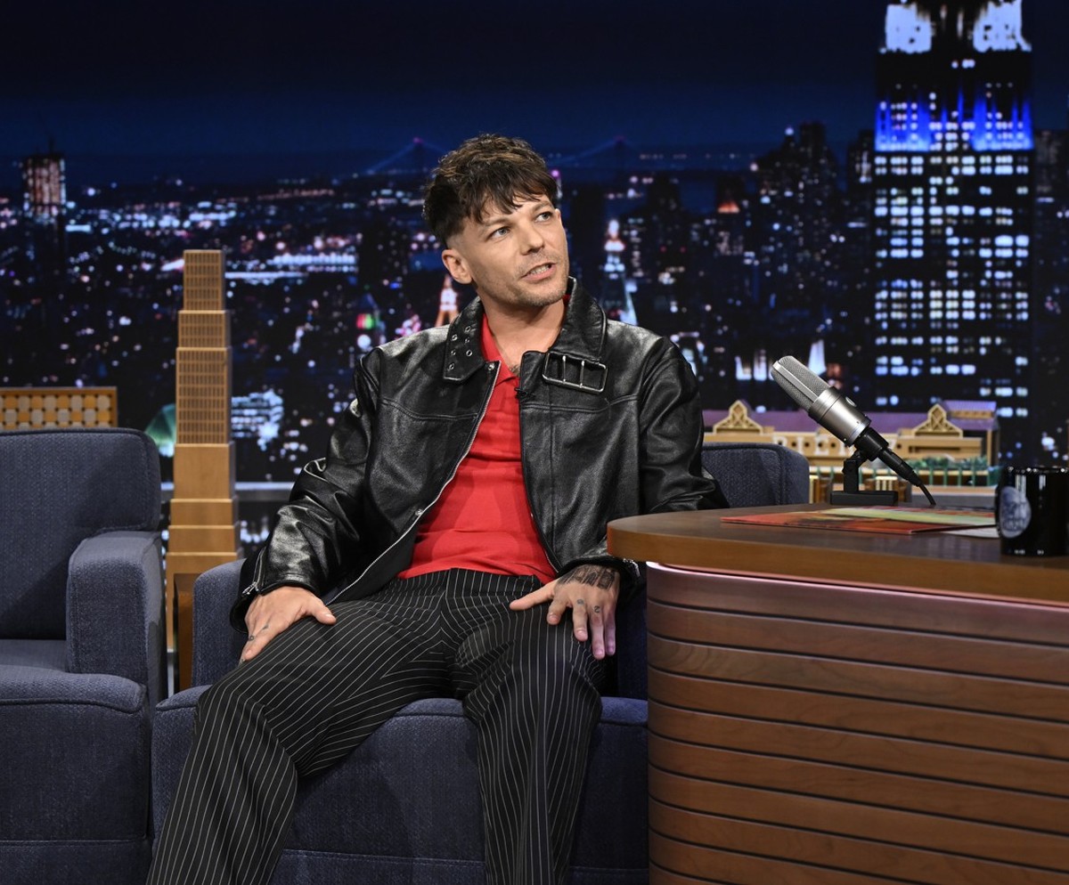 THE TONIGHT SHOW STARRING JIMMY FALLON -- Episode 2245 -- Pictured: (l-r) Singer-songwriter Louis Tomlinson during an interview with host Jimmy Fallon on Thursday, January 22, 2026 -- (Photo by: Todd  ...