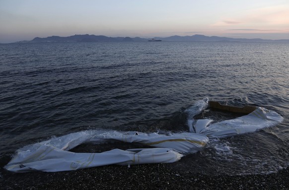 Verlassene Schlauchboote vor der Insel Kos. Das Bild ist Anfang Mai 2015 aufgenommen worden.