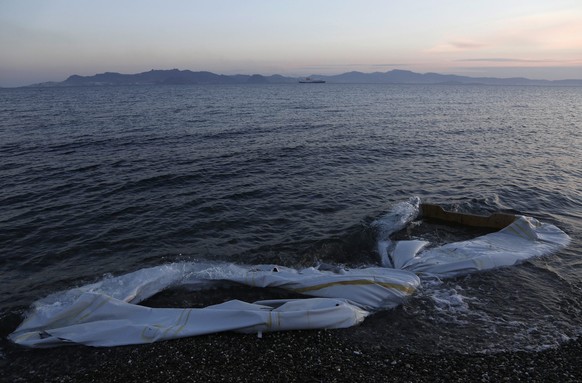 Verlassene Schlauchboote vor der Insel Kos. Das Bild ist Anfang Mai 2015 aufgenommen worden.