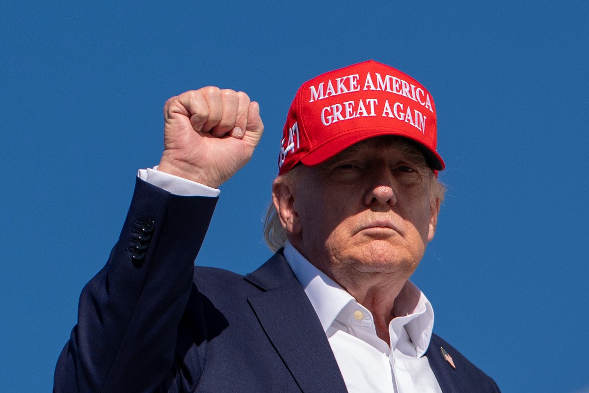 President Donald Trump gestures while boarding Air Force One at Morristown Airport, Monday, Sept. 7, 2026, in Morristown, N.J. (AP Photo/Julia Demaree Nikhinson)
APTOPIX Trump