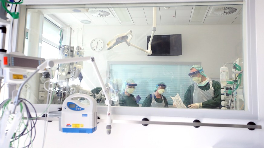 epa08336634 Medical staff takes care of a French patient at the intensive care unit of the University Hospital in Essen, Germany, 01 April 2020. The University Hospital Essen is treating eight patient ...