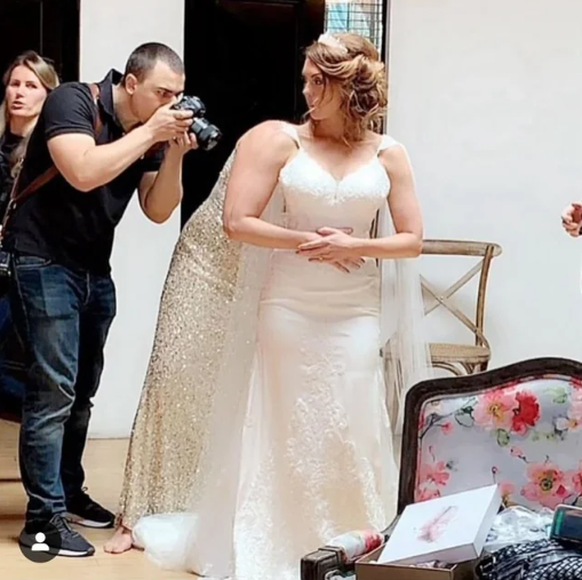 Optische Täuschung: frau in Hochzeitkleid und massivem Arm