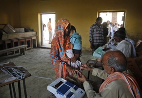 Indische Wahlberechtigte geben ihre Stimme ab