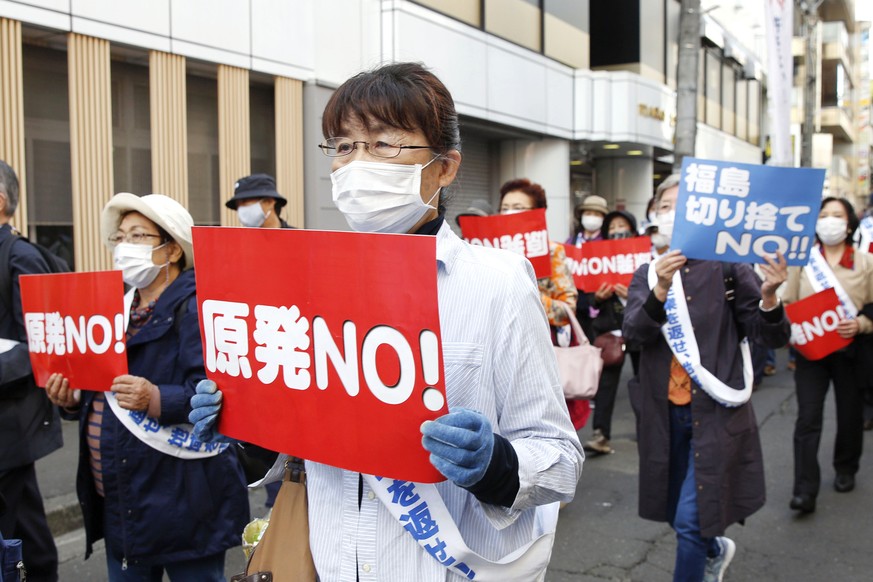 Menschen marschieren 2020 in Sendai mit Plakaten mit der Aufschrift «Atomstromerzeugung, Nein!» durch die Strassen.