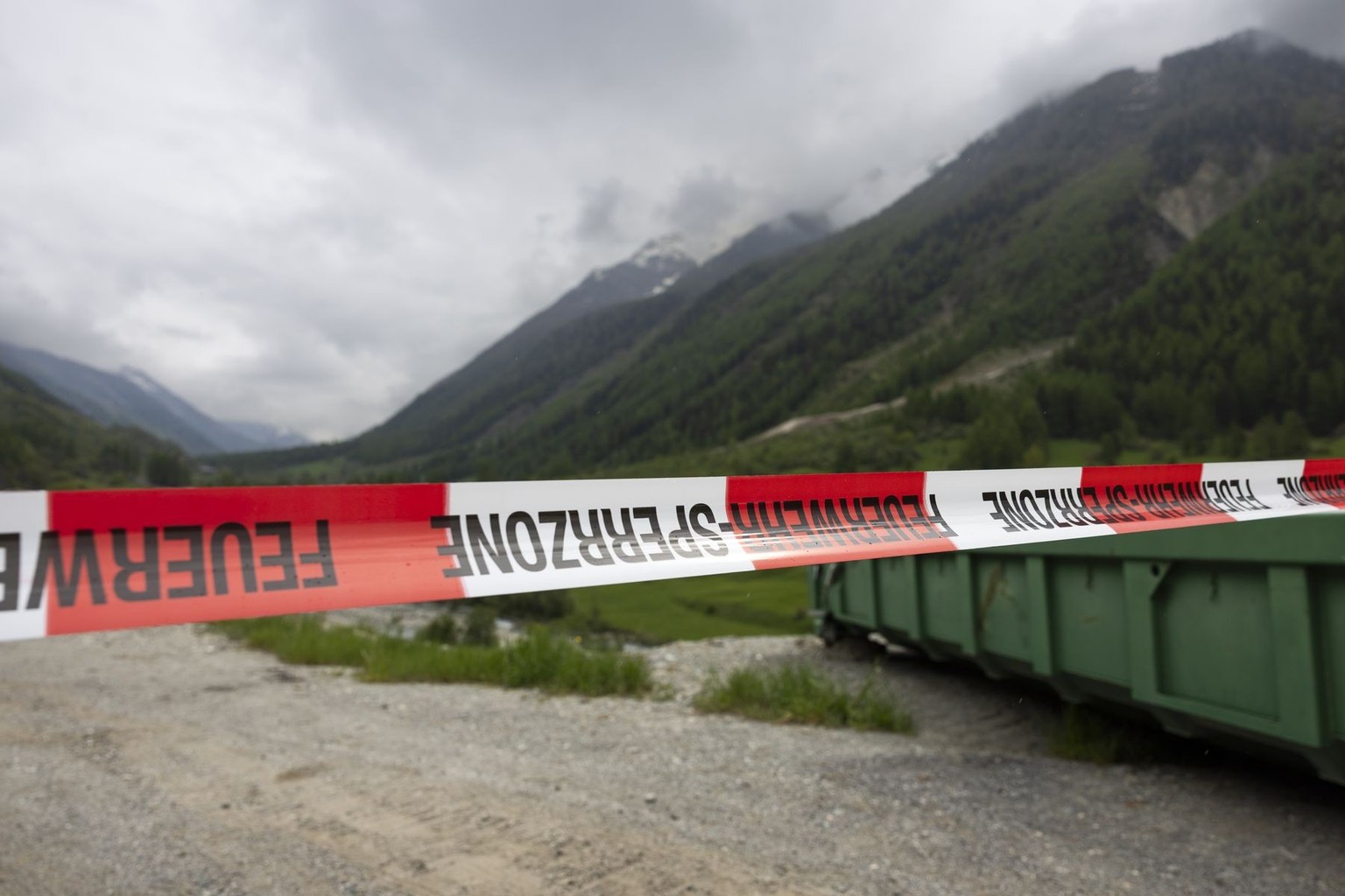 Ein Band mit der Aufschrift "Feuerwehr-Sperrzone" sperrt einen Weg in Richtung Blatten, am Dienstag, 20. Mai 2025, in Wiler. Das Dorf Blatten VS im Loetschental musste wegen der Gefahr eines ...