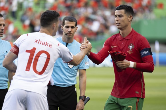 epa09998041 Switzerland&#039;s Granit Xhaka (L) shakes hands with Portugal&#039;s Cristiano Ronaldo (R) prior to the UEFA Nations League soccer match between Portugal and Switzerland in Lisbon, Portug ...