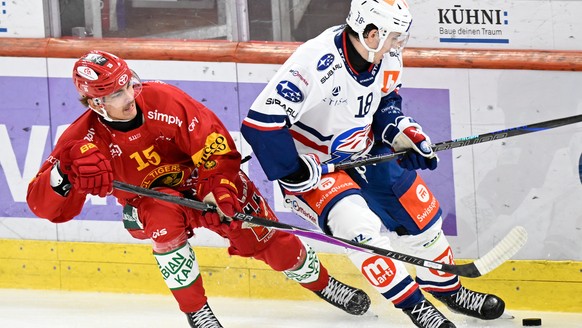 Tigers Tim Mathys, links, im Kampf um den Puck gegen Lions Nicolas Baechler, rechts, beim Eishockey-Qualifikationsspiel der National League, zwischen den SCL Tigers und den ZSC Lions, am Dienstag, 16. ...