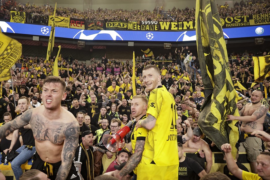 epa11325769 Marco Reus (C) of Dortmund celebrates with supporters after winning the UEFA Champions League semi finals, 2nd leg soccer match of Paris Saint-Germain against Borussia Dortmund, in Paris,  ...