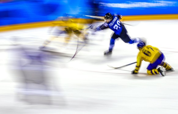 epa06539900 Eeli Tolvanen (C) of Finland in action during the Men&#039;s Ice Hockey Preliminary Round match between Sweden and Finland at the Kwandong Hockey Centre during the PyeongChang Winter Olymp ...