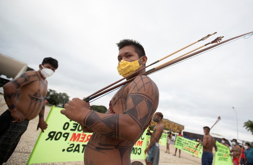 epa09145792 Indigenous people of the Munduruku ethnic group protest calling for the demarcation of their lands against illegal mining and the resignation of Brazilian President Jair Bolsonaro, in Bras ...