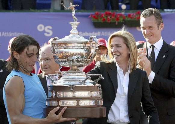 Cristina und ihr Mann (rechts) beglücken Nadal mit einem Pokal.