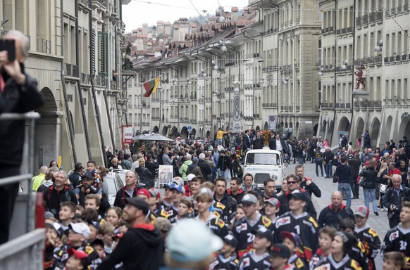 Auf dem Weg zur grossen Meisterfeier auf dem Bundesplatz. 