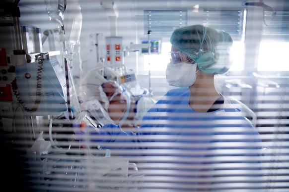 epa08350919 A Medical worker treats a patient with COVID-19 in the intensive care unit at the HRC Hospital (Hopital Riviera-Chablais Vaud-Valais) during the state of emergency of the coronavirus disea ...