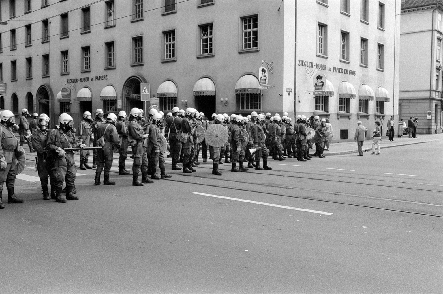 Grosses Aufgebot der Polizei auf der Limmatstrasse bei der Demonstration vor dem Autonomen Jugendzentrum, AJZ, in Zuerich am 12. Juli 1980. (KEYSTONE/Str)