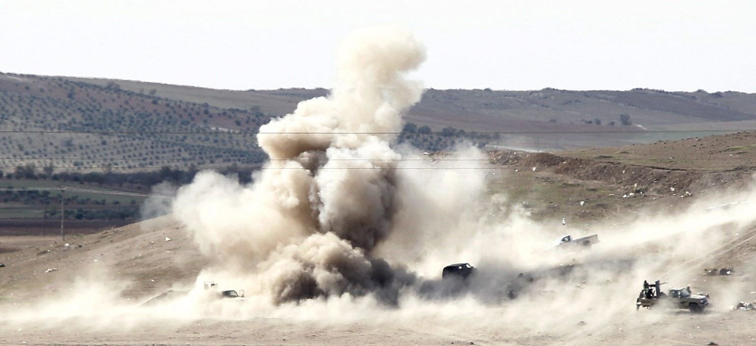 Ein Mörsergeschoss des IS trifft eine Stellung von kurdischen Freiheitskämpfern in der Nähe von Kobane.