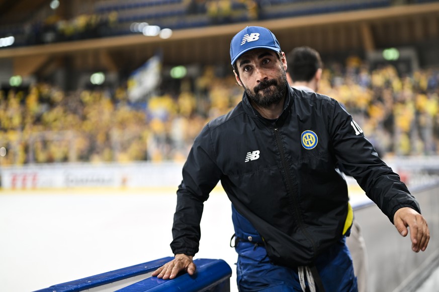 Andres Ambuehl verlaesst das Eis nach seinem letzten Spiel fuer den HCD beim sechsten Eishockey Playoff Halbfinalspiel der National League zwischen dem HC Davos, HCD, und den ZSC Lions, ZSC, am Donner ...