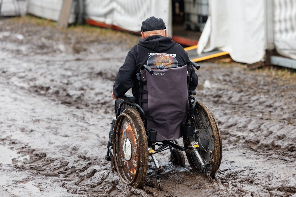 Wacken 2023 vor�bergehender Anreisestop wegen der Wetterlage. Obwohl es am Montag wegen der Starkregen einen vor�bergehenden Anreisestop auf dem Wacken Open Air gibt, freuten sich die Fans, die es bis ...