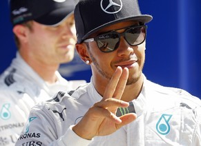 Alles easy: Lewis Hamilton grüsst vom Spitzenplatz.
