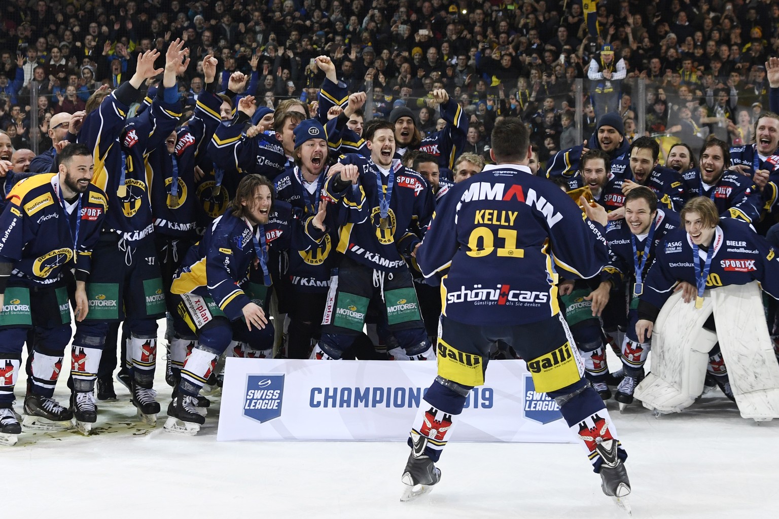 Langenthals Spieler den Swiss League Schweizer Meistertitel, nach dem vierten Playoff Finalspiel der Swiss League, zwischen dem SC Langenthal und dem HC La Chaux de Fonds, am Mittwoch 3. April 2019 au ...