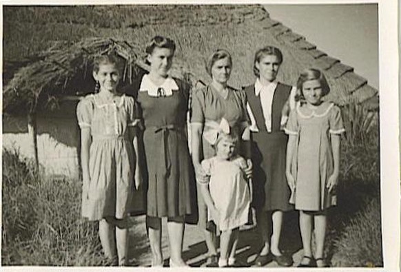Zofia (zweite von rechts) und ihre Familie in Kenia.