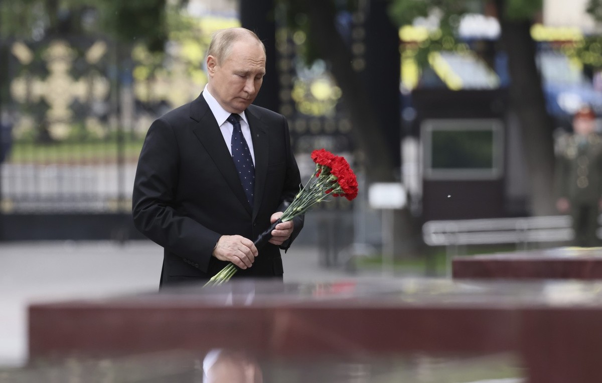 Le président russe Vladimir Poutine dépose des fleurs sur les plaques commémoratives de Hero Cities lors d'une cérémonie de dépôt de gerbes sur la tombe du soldat inconnu à Moscou, en Russie, le  ...