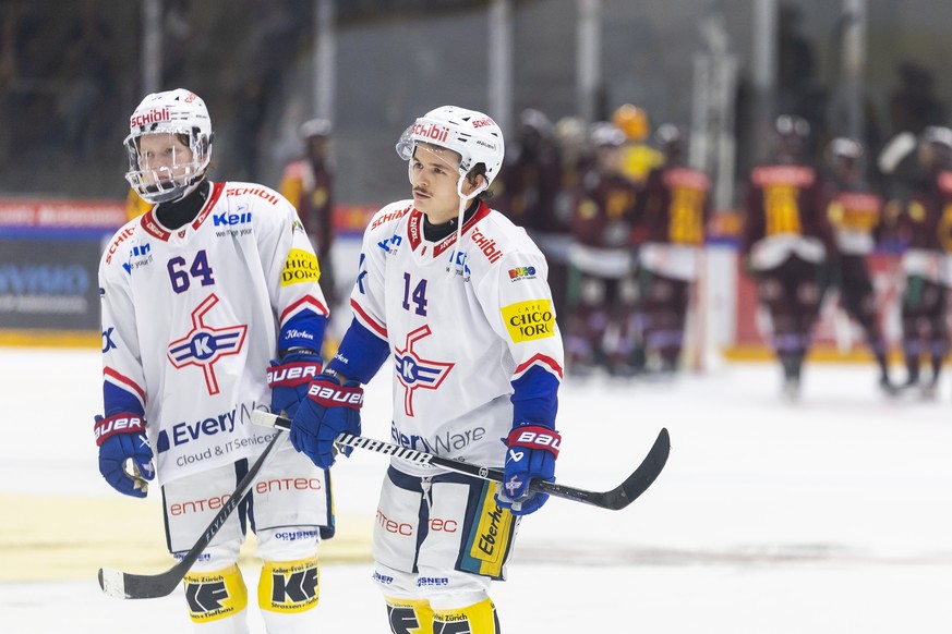 La deception de Elia Liniger (EHCK), gauche et Mischa Ramel (EHCK), droite, apres le defaite 4:0, lors du match du championnat suisse de hockey sur glace de National League entre Geneve-Servette HC et ...
