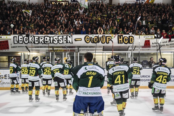 Thurgau feiert seine Spieler trotz klarer Niederlage gegen Davos.