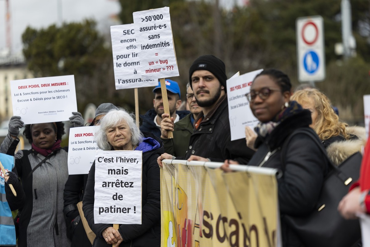 Des personnes prennent part a un rassemblement a l'appel des syndicats genevois afin de soutenir les chomeurs ce mardi 3 fevrier 2026 a Geneve. La mise en service du nouveau systeme informatique  ...
