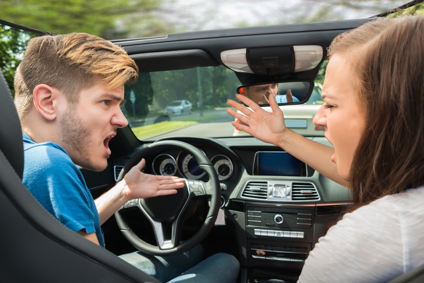 Wahrscheinlich hat sie recht: Männer fahren weniger gut Autos als Frauen.