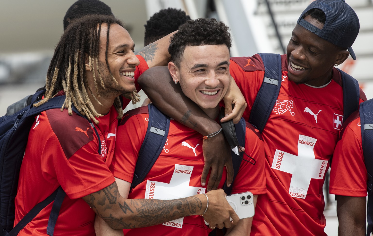 Die Spieler der Schweizer Nationalmannschaft werden nach ihrem Ausscheiden im Viertelfinal der Fussball Europameisterschaft 2020 am Flughafen in Zuerich empfangen, aufgenommen am Samstag, 3. Juli 2021 ...