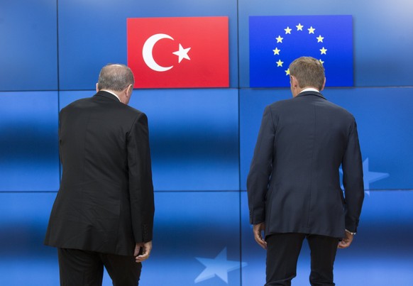 epa05988969 European Council President Donald Tusk (R) welcomes Turkish President Recep Tayyip Erdogan prior to a meeting at the European Council, in Brussels, Belgium, 25 May 2017. Turkish President  ...