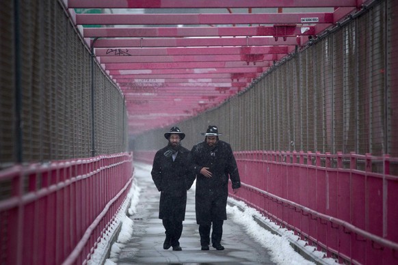 Rutschgefahr auf der Williamsburg Bridge in Brooklyn, New York.