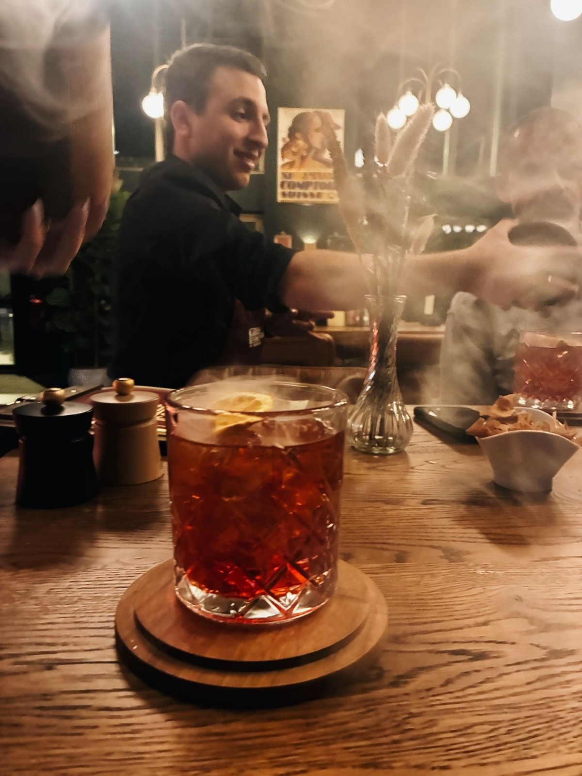 Au Comptoir de Beaulieu, seuls les cocktails ont le droit de fumer à l’intérieur.