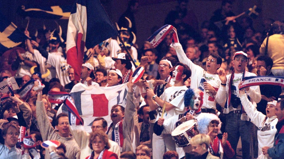 FLT-PICA /Malmö/ 96-11-30 Davis Cup final tennis. French audience keeping it up during the dubbel Kulti/Björkman Swe v Forget/Raoux. Foto Fredrik Sandberg code 71420 Malmö Sverige x71420x *** FLT PICA ...