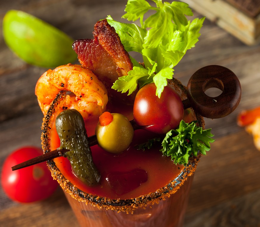 bloody mary garnitur garnelen speck bacon sellerie olive wodka tomatensaft trinken alkohol drinks cocktail essen food